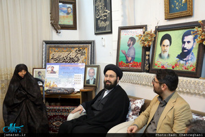 دیدار سید علی خمینی با خانواده شهیدان مهدی زین الدین و محمد جواد دل آذر