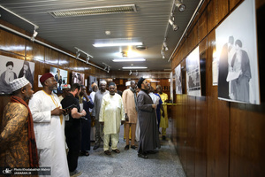 بازدید جمعی از قاریان کشور آفریقا و جمعی از گردشگران لبنانی از بیت امام خمینی در جماران