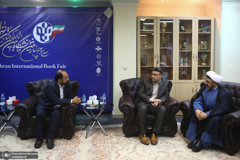 بازدید سرپرست موسسه تنظیم و نشر آثار حضرت امام خمینی(ره) از نمایشگاه کتاب