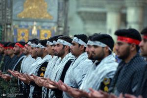 اجرای گروه سرود تیپ سوم امام حسین (ع) یگان ویژه فراجا در حرم مطهر امام خمینی(س)