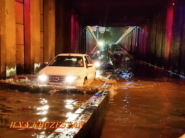 سیلاب جاده دزفول - شوشتر را مسدود کرد  مردم از رودخانه ها فاصله بگیرند