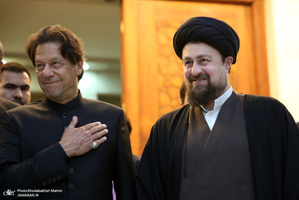 ادای احترام نخست وزیر پاکستان به مقام شامخ امام خمینی(س)