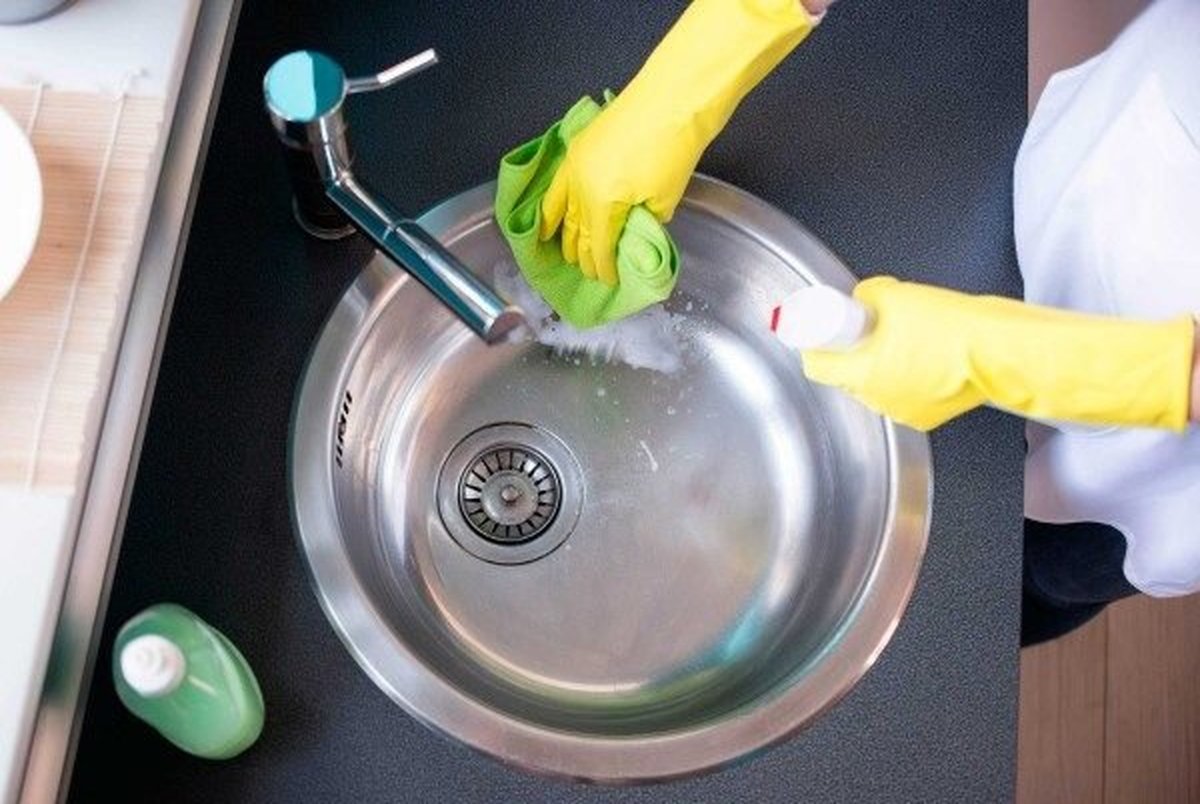 کثیف‌ترین وسیله آشپزخانه را با ۲ روش تمیز کنید
