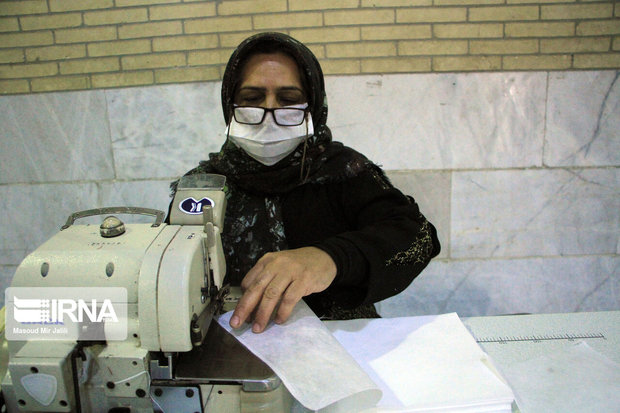 زنان روستایی منطقه سیستان ۱۰ هزار ماسک برای کادر پزشکی تولید کردند