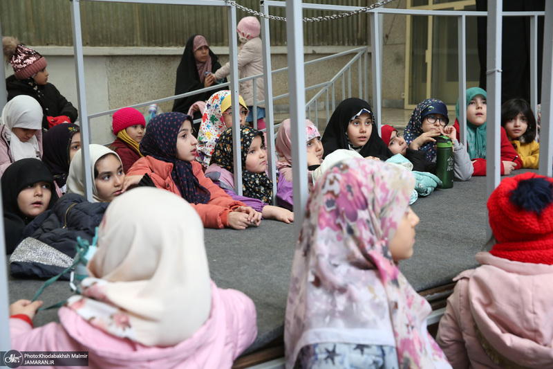 بازدید جمعی از دانش آموزان از بیت امام خمینی (س) در جماران