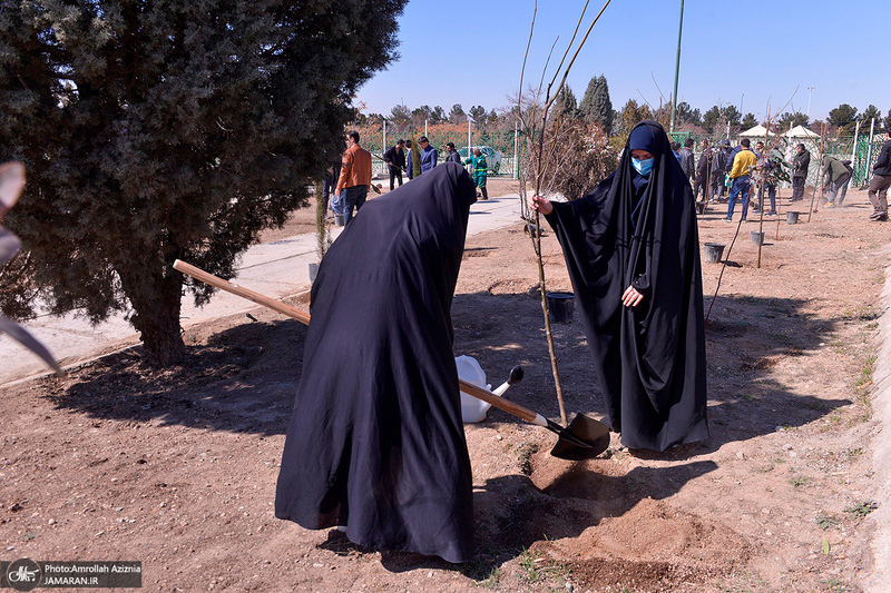 مراسم درختکاری در جوار حرم مطهر امام خمینی (س)