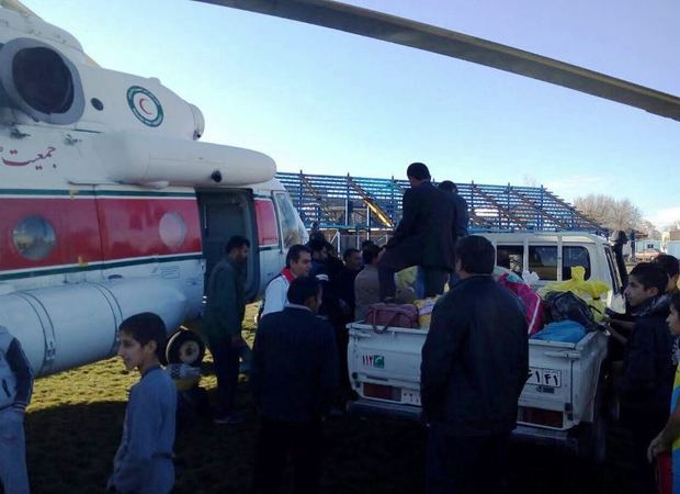 روستاییان گرفتار در برف الیگودرز امدادرسانی شدند
