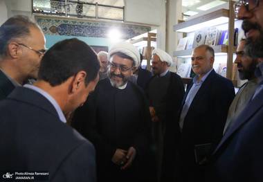 زیارة حجة الإسلام و المسلمین کمساری للمعرض الدولی للکتاب
