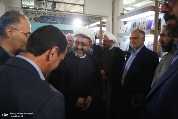 زیارة حجة الإسلام و المسلمین کمساری للمعرض الدولی للکتاب
