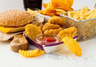 مضرات بی رویه فست فود‌ بر افزایش اضافه وزن
