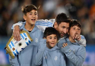 عکس و ویدیو| اشک های مسی و وداع کنار فرزندان