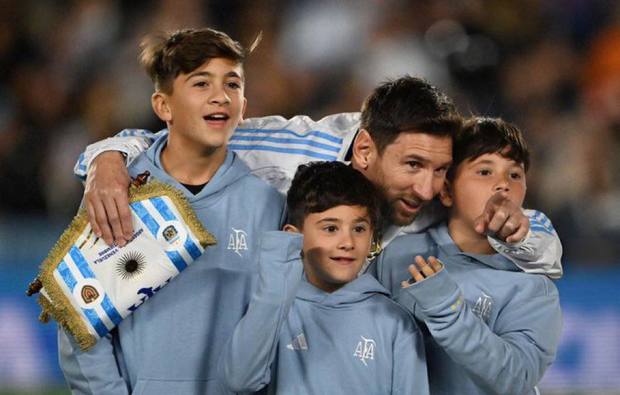 عکس و ویدیو| اشک های مسی و وداع کنار فرزندان