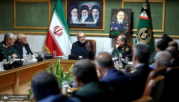 پزشکیان در نشست با جمعی از فرماندهان و مدیران وزارت دفاع: دشمن از توان آفندی نیروهای مسلح ایران غافلگیر شد/ معیشت و مسکن نیروهای مسلح از اولویت‌های راهبردی دولت است