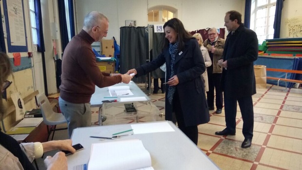 عکس/ شهردار حین رای دادن