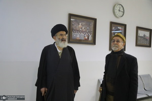 مراسم اهدای نسخه‌های خطی کتابخانه مرحوم آیت الله شاه آبادی به کتابخانه مرحوم آیت الله العظمی مرعشی نجفی