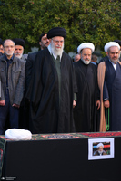 اقامه نماز رهبر معظم انقلاب بر پیکر آیت‌ الله امامی کاشانی (ره)