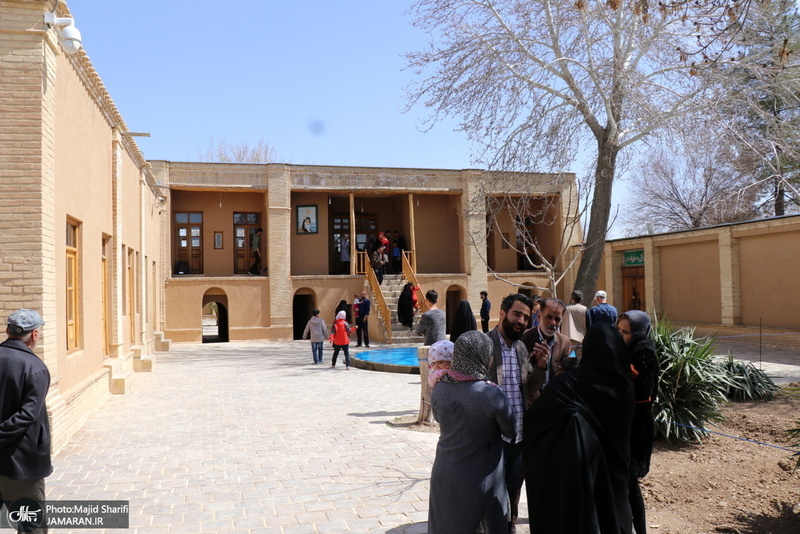 بازدید مسافران نوروزی از بیت تاریخی حضرت امام خمینی (س) در خمین