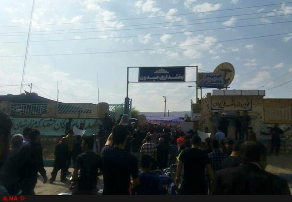 تجمع اعتراضی مردم صیدون -باغملک در خوزستان  صیدون فاقد هر گونه امکانات رفاهی است