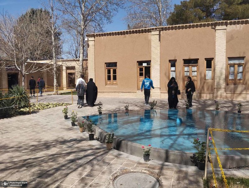 ازدید خانوادگی گردشگران نوروزی از بیت تاریخی حضرت امام در خمین