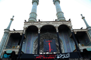 تعویض پرچم گنبد حرم مطهر حضرت معصومه(س) در آغاز ماه محرم