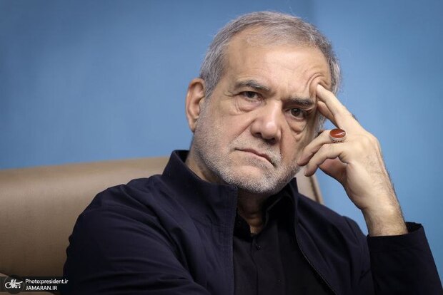 پزشکیان: چرا باید با مقررات غیرضرور دست مدیران استانی را ببندیم؟ مدیری که در تهران پشت میز نشسته چگونه می‌تواند برای مدیری که در میدان و در دل مسائل استان حضور دارد، برنامه‌ریزی کند؟/ مردم باید بتوانند با عزت زندگی کنند