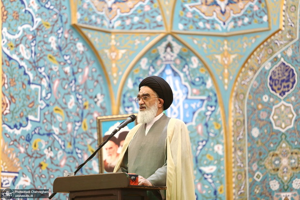 امام جمعه قم: عبور از خطوط قرمز و منویات رهبر انقلاب خلاف شرع و قانون است/ دشمن با روایت سازی‌های غلط به دنبال ناامیدی مردم و تفرقه در کشور است 