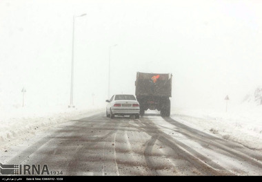 تردد خودروها در گردنه تته با زنجیر چرخ امکانپذیر است