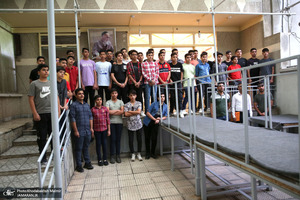 بازدید جمعی از دانش آموزان و مهمانان خارجی از بیت امام خمینی (س) در جماران