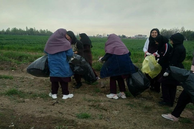 زباله های رها شده در جاده قزوین به الموت جمع آوری شد