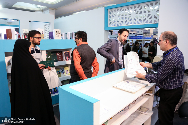 غرفه موسسه تنظیم و نشر آثار امام خمینی(س) در نمایشگاه بین المللی کتاب تهران