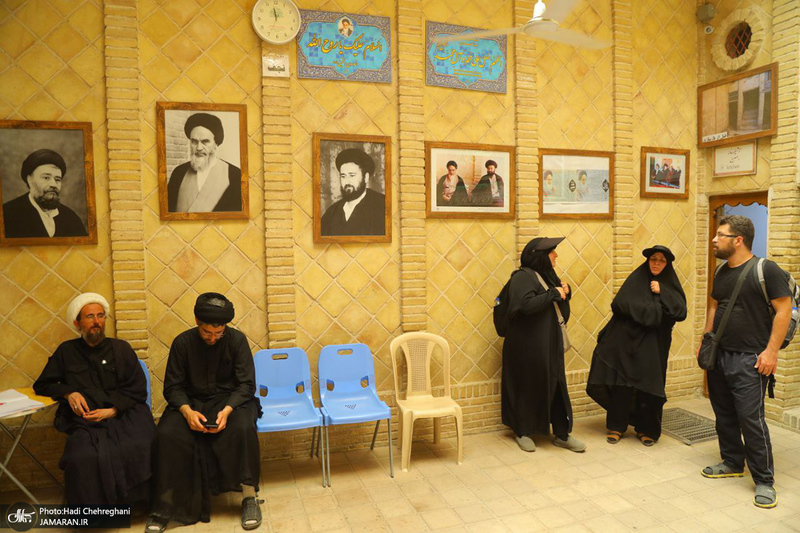 حضور زائران در بیت تاریخی حضرت امام در نجف در روزهای منتهی به اربعین