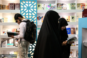 غرفه موسسه تنظیم و نشر آثار امام خمینی(س) در نمایشگاه بین المللی کتاب تهران