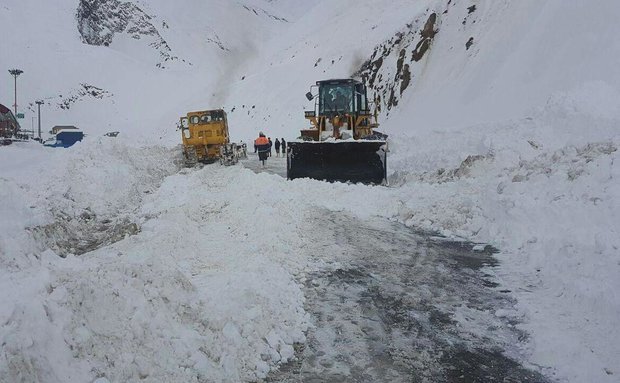 جاده چالوس همچنان مسدود است  بارش برف و کولاک