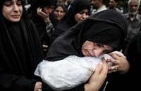 تلخ‌ترین تصاویر از مراسم تشییع ۶۲ قطعه و اعضا از پیکر شهدای دانش‌آموز میناب (9)