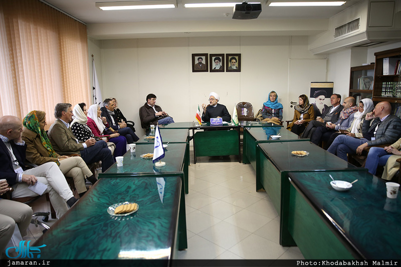 دیدار  گردشگران آلمانی و اتریشی با حجت الاسلام والمسلمین دکتر مقدم 