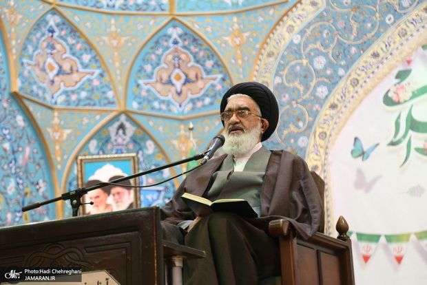 امام جمعه قم: برخی باید از توهم دلبستگی به مذاکرات بی‌حاصل و زیانبار خارج شوند