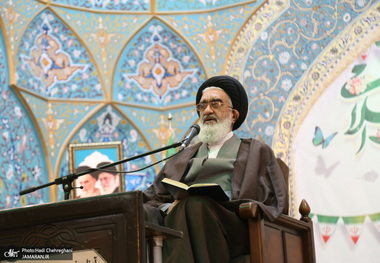 امام جمعه قم: برخی باید از توهم دلبستگی به مذاکرات بی‌حاصل و زیانبار خارج شوند