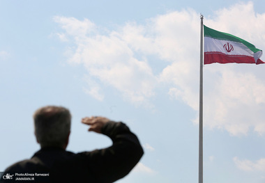 اجتماع مردمی بزرگداشت روز جمهوری اسلامی همراه با اهتزار بزرگترین پرچم مقدس ایران در گذر فرهنگ