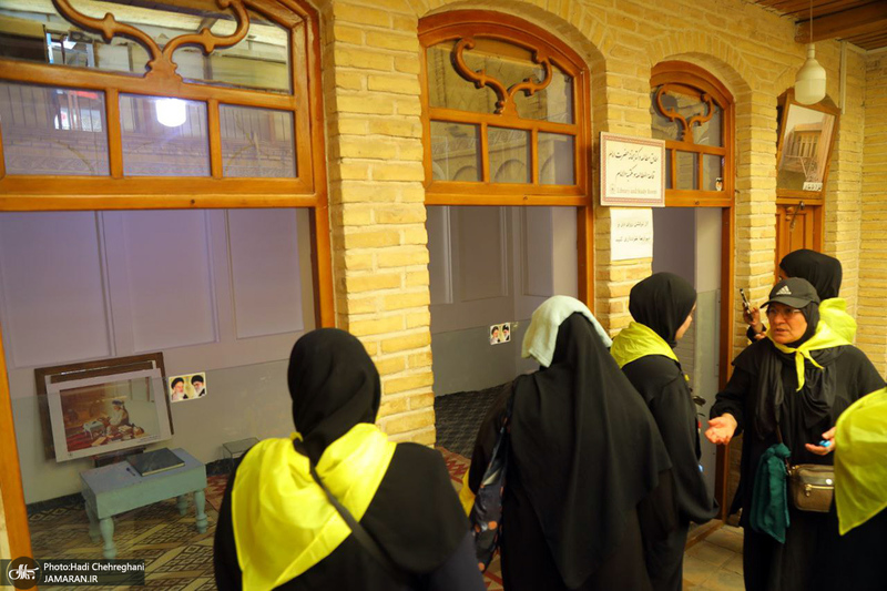 حضور زائران در بیت تاریخی حضرت امام در نجف در روزهای منتهی به اربعین