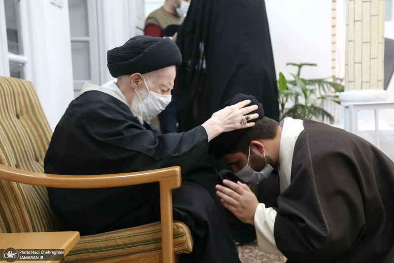 مراسم عمامه گذاری طلاب توسط آیت الله شبیری زنجانی در شب ولادت حضرت زهرا(س)