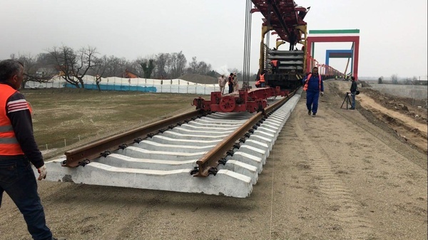 آغازعملیات ریل گذاری راه آهن آستارا-آستارا در خاک ایران