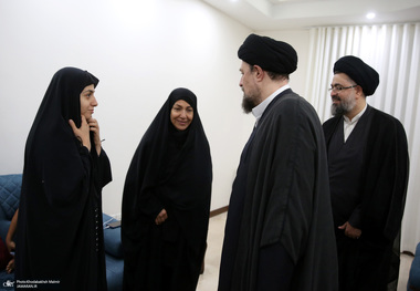 دیدار سید حسن خمینی با خانواده شهید دکتر فریدون عباسی