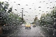 جاده های زنجان بر اثر بارش باران خیس و لغزنده است