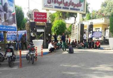 تجمع صنفی کارگران شهرداری منطقه 2 آبادان مقابل ساختمان شهرداری مرکزی