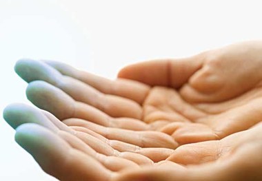 ۷ دلیل سردی دست و پا که باید آنها را جدی بگیرید