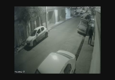ببینید چگونه سارق منزل درب پارکینگ را باز می کند
