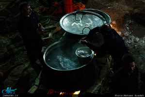 تهیه آش امام حسین(ع) در روستای رحمت‌آباد یزد