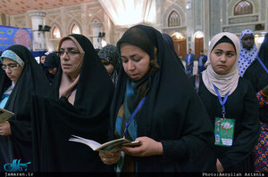 ادای احترام شرکت کنندگان در سی و چهارمین دوره مسابقات قرآن کریم به مقام امام خمینی(س)