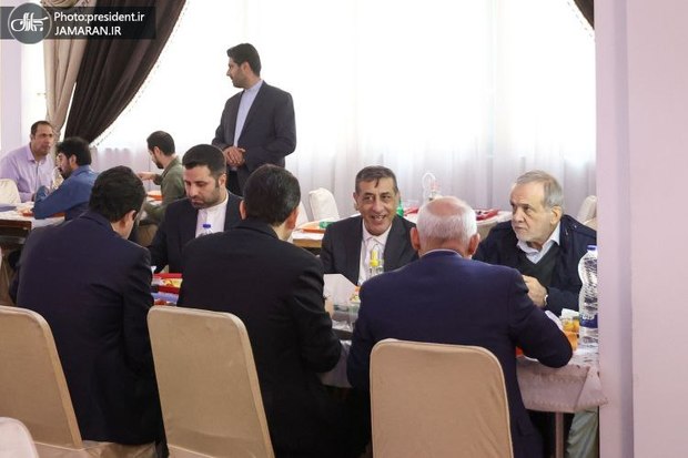 پزشکیان با کارکنان ناهار خورد + عکس