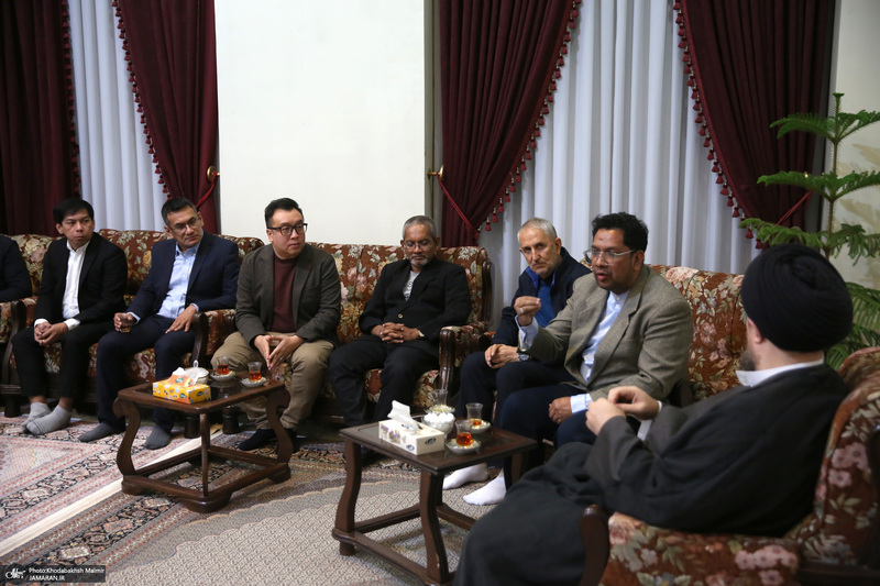 دیدار جمعی از اساتید ودانشجویان کشور تایلند با سید حسن خمینی